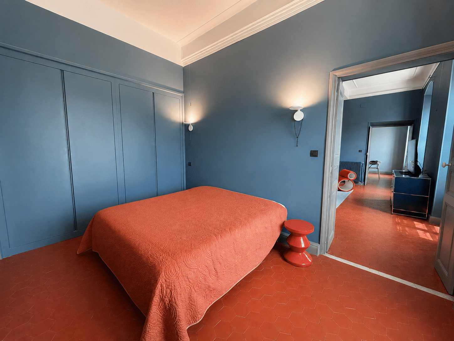 Une chambre avec salle de bains communicante