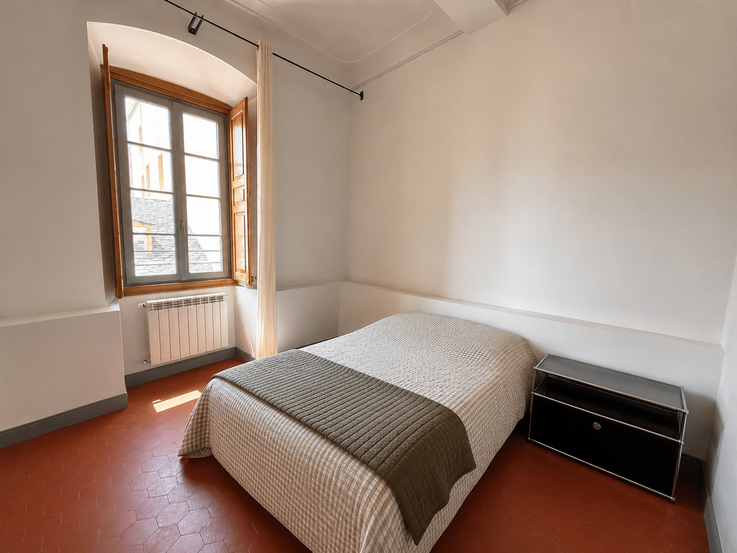 Une chambre et sa fenêtre ancienne