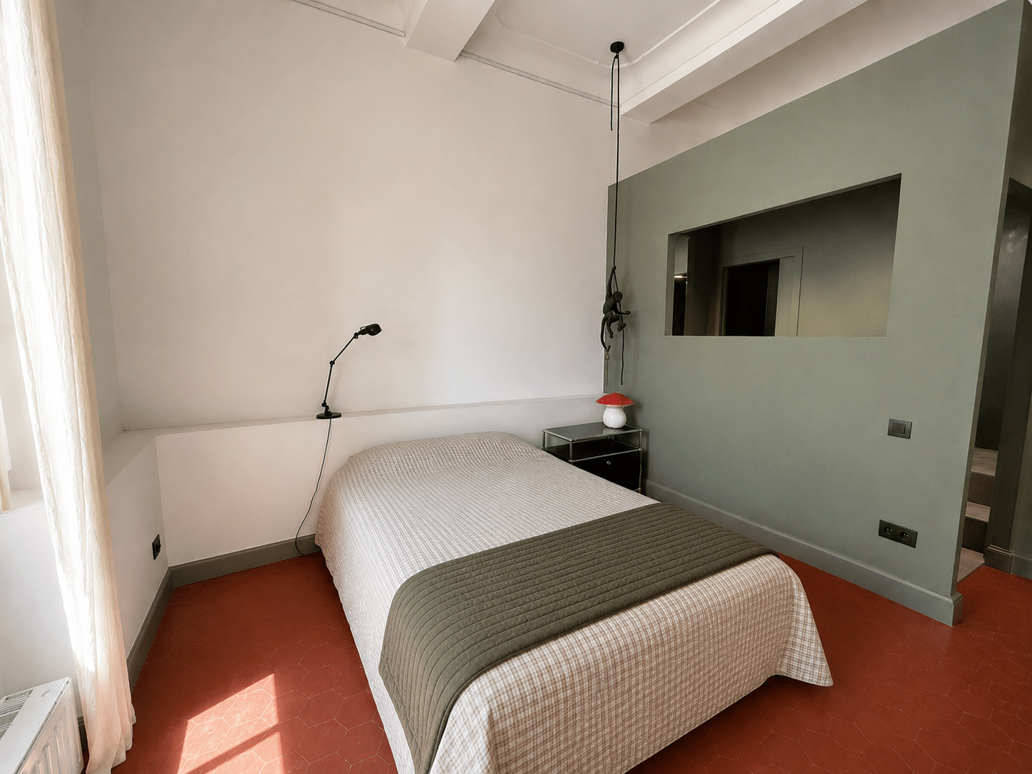 Une chambre aux tons clairs
