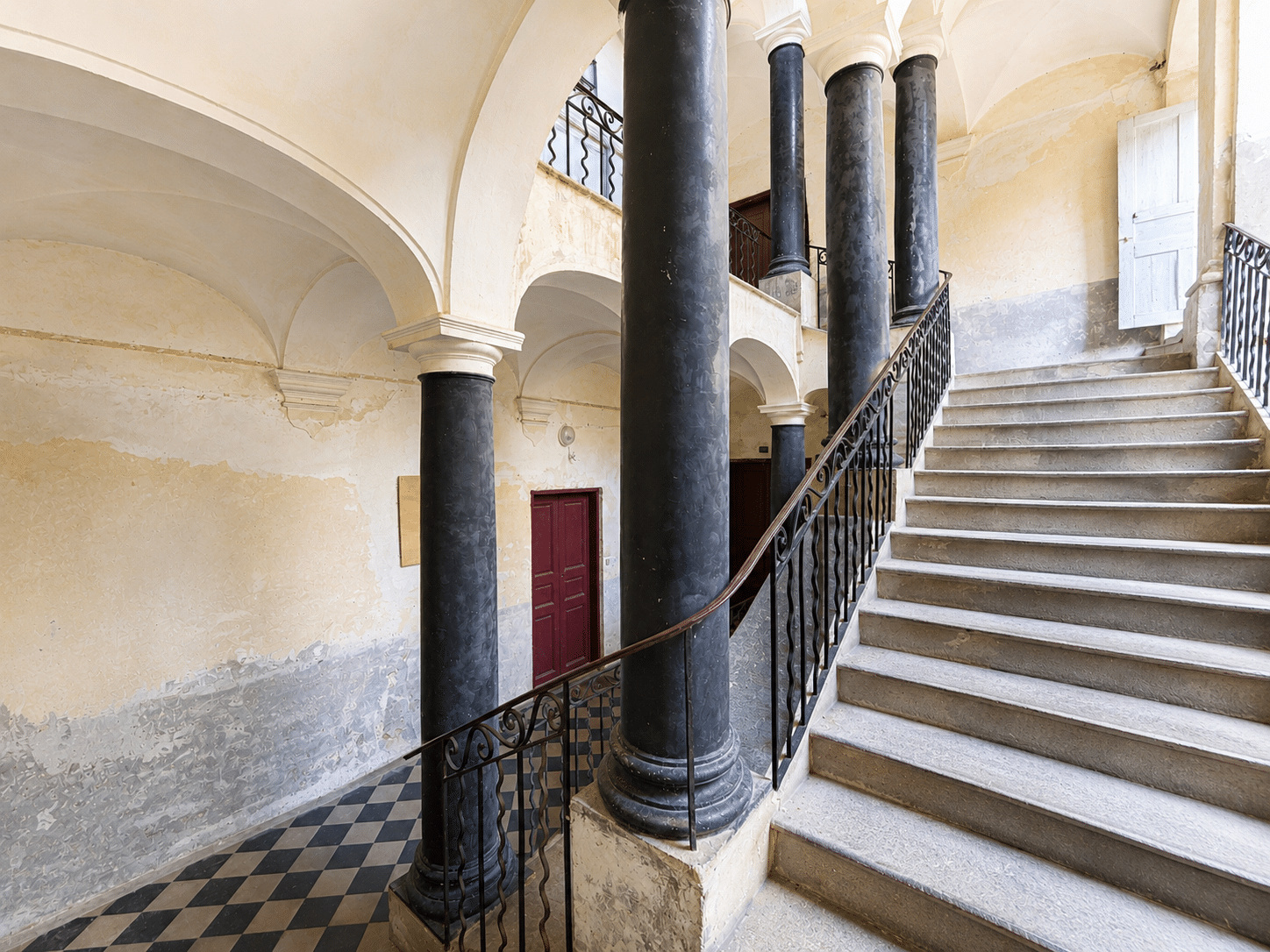 L'escalier de l'immeuble de caractère