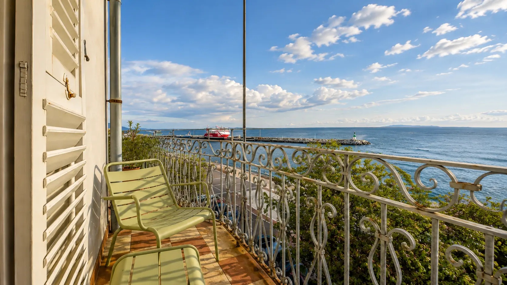 Balcon avec vue sur le port